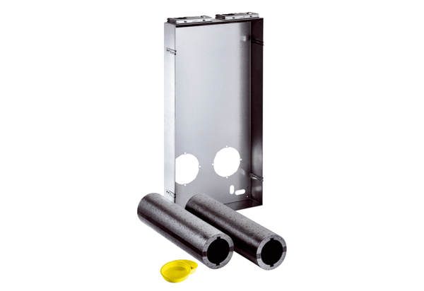 Duo Z-SR IM0016841.PNG Sada pro hrubou stavbu se skládá z jedné vestavné skříně (šířka x výška x hloubka: 847 x 415 x 93 mm) s integrovanou vrtací šablonou pro jádrové vrtání, dvou tepelně izolovaných stěnových trubek s integrovaným odvodem kondenzátu (průměr: 125 mm, délka: 500 mm) pro lokální ventilační přístroj s rekuperací tepla Duo Z