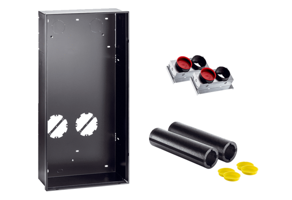 WS 75 RSUP IM0019230.PNG Zapuštěná sada pro hrubou stavbu se skládá z jedné vestavné skříně (šířka x výška x hloubka: 534 x 1066 x 152 mm) s integrovanou vrtací šablonou pro jádrové vrtání, dvou tepelně izolovaných stěnových trubek s kanálky pro odvod kondenzátu (průměr: 125 mm, délka: 500 mm) a 2 plechových adaptérů WS 75 A pro ventilační přístroj se zpětným získáváním tepla WS 75 Powerbox H (0095.0646)